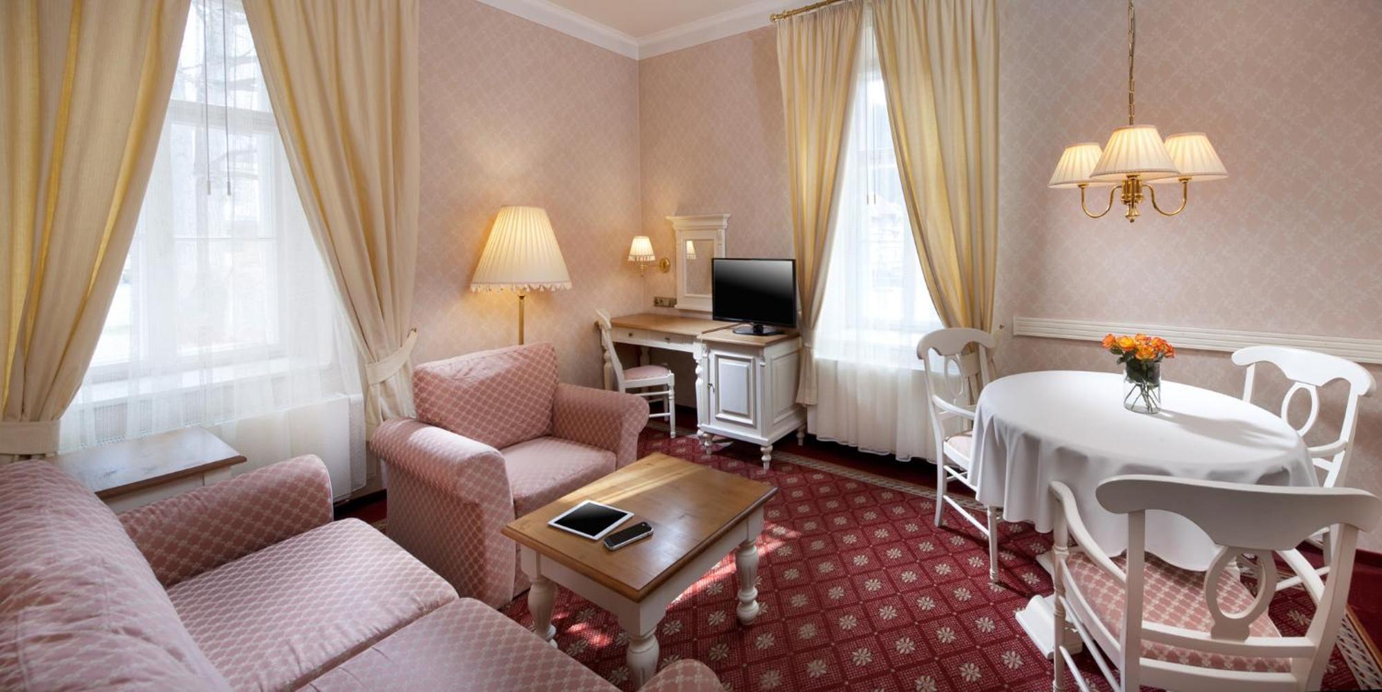 Hotel Alpska Ruze à Luhačovice Extérieur photo